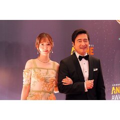 司会を務めた天城サリーさん（左）とジョン・カビラさん（右）