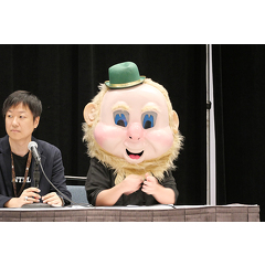 ヨコオさんはこの日初披露となる仮面（？）を付けて登場