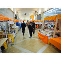 輪島の観光スポットだった輪島朝市は、現在ワイプラザ輪島店という商業施設で出張朝市として再開しています