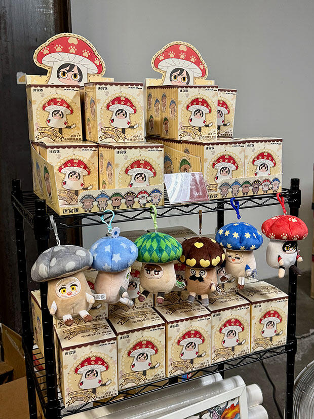 物販コーナー、売れ行き好調なのは、キャラクターたちがキノコの着ぐるみに包まれたランダムぬいぐるみキーホルダー。中国語版『迷宮飯』も大好調とのこと。