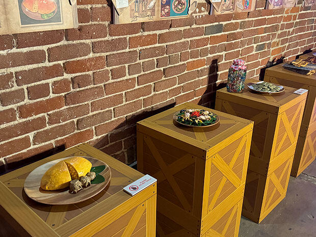 アニメ『ダンジョン飯』劇中の「魔物食」を精巧に再現した食品サンプル。マンドレイクとバジリスクのオムレツほか。
