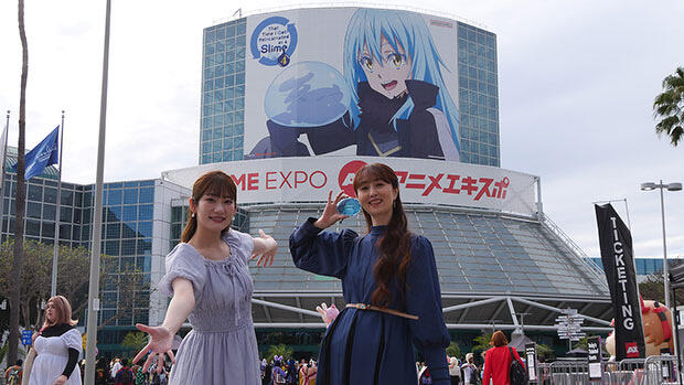 写真左より、リムル役・岡咲美保さん、智慧之王（ラファエル）役・豊口めぐみさん
