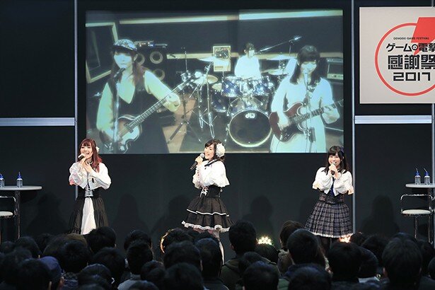 ライブシーンより。大野柚布子さん、遠藤ゆりかさん、古賀葵さんが「BLUE TEARS」を初披露<br>(C)2016 蒼山サグ/KADOKAWA　アスキー・メディアワークス/リトルウィング