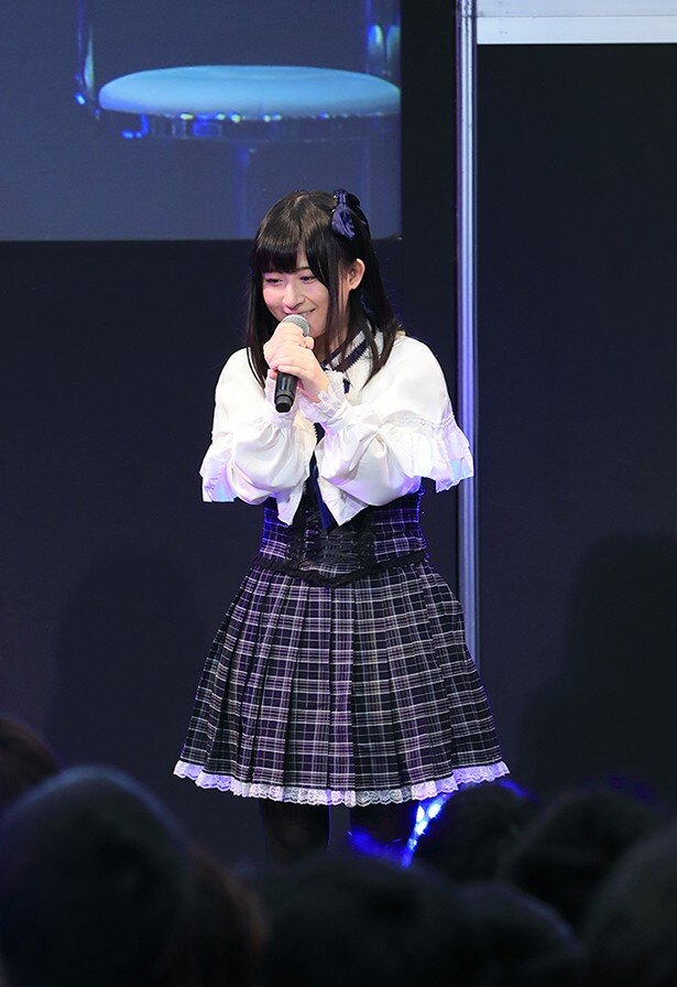 「BLUE TEARS」を歌唱する大野柚布子さん<br>(C)2016 蒼山サグ/KADOKAWA　アスキー・メディアワークス/リトルウィング