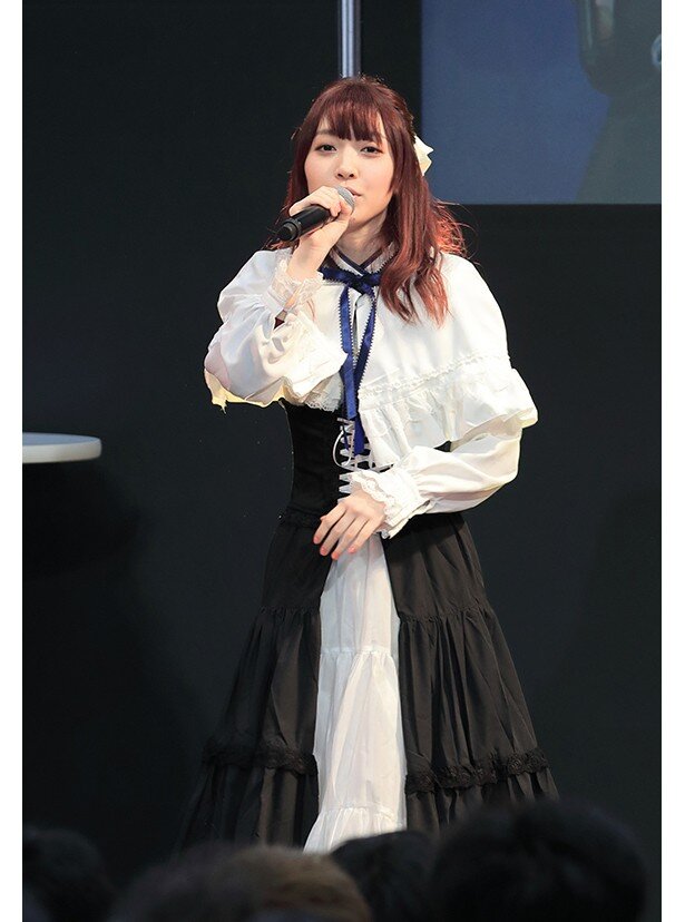 「BLUE TEARS」を歌唱する遠藤ゆりかさん<br>(C)2016 蒼山サグ/KADOKAWA　アスキー・メディアワークス/リトルウィング
