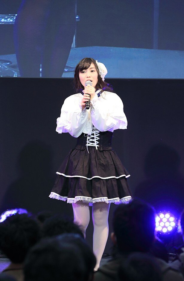 「BLUE TEARS」を歌唱する古賀葵さん<br>(C)2016 蒼山サグ/KADOKAWA　アスキー・メディアワークス/リトルウィング