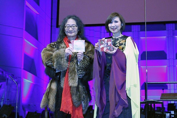 3月22日(水)にスペシャルタッグマッチシングル「Welcome to the stage！」でボーカルを務めた高橋洋子さん、自身の楽曲にアレンジを加えた鷺巣詩郎さん<br>
