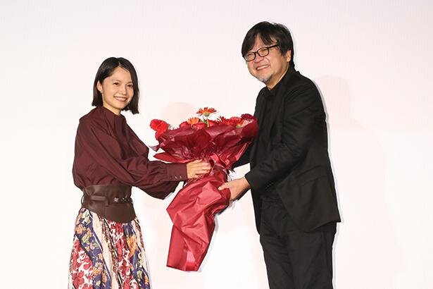 細田守監督＆宮﨑あおいさん登壇「竜とそばかすの姫」大ヒット御礼挨拶＆ティーチイン　より<br>（C）2021 スタジオ地図
