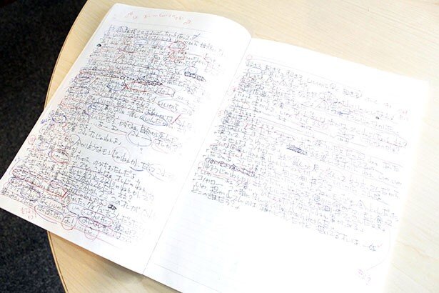 手書きで台本が書かれ、色のついたペンで細かくメモが足された山口さんのノート<br>