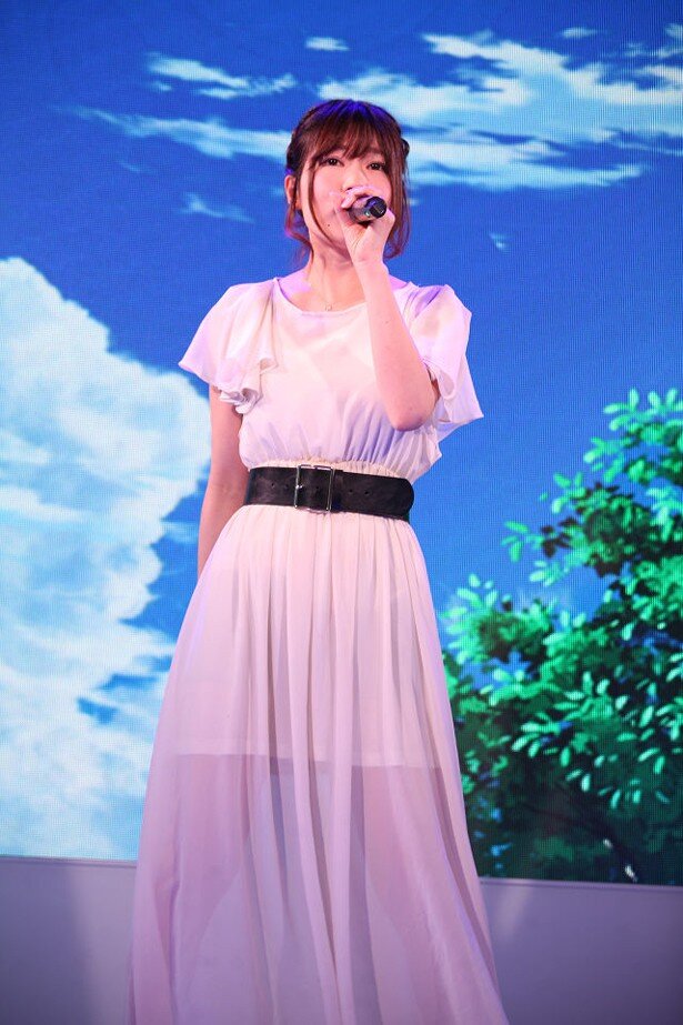 美しい歌声を披露したakiさんは「歌を通して作品を盛り上げていきたいです！」と語った<br>(C)ナチュラルレイン/「クリオネの灯り」製作委員会