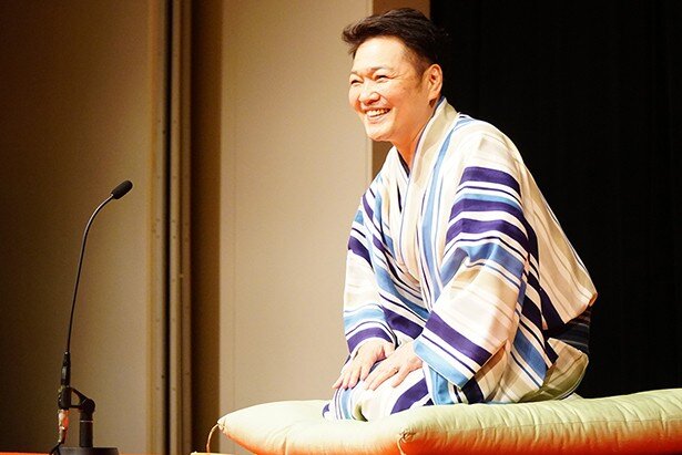 高座に上がった山口勝平さん<br>
