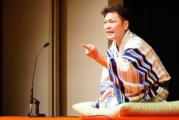 熱演する山口勝平さん<br>