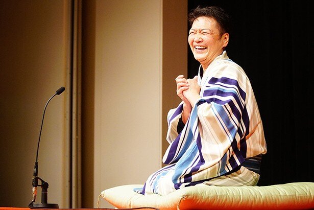 素晴らしい口演で観客をひきこみます<br>
