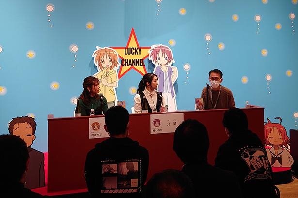 トークショーの様子。壇上左から明坂聡美さん、升望さん、伊藤敦プロデューサー