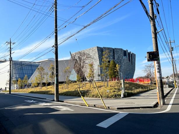 「アベンジャーズ展」開催地である、角川武蔵野ミュージアム。隈研吾が設計した巨大なそれが、否応なく非日常感を掻き立ててくれる