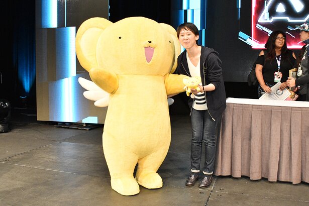 最後に川添プロデューサー、ケロちゃんと会場のファンとで記念撮影が行われた<br>(C)CLAMP・ShigatsuTsuitachi CO.,LTD./講談社