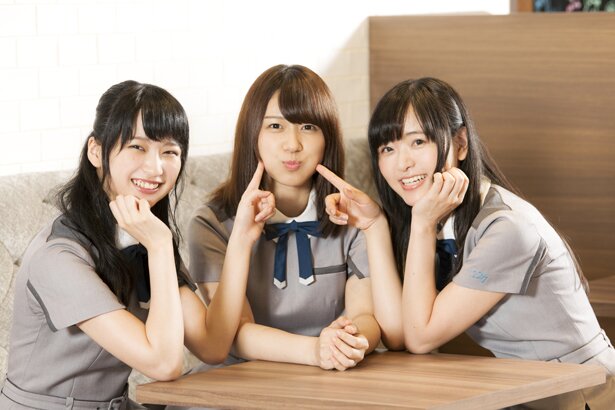 今回インタビューに応えてくれた、天城サリーさん、白沢かなえさん、帆風千春さんの3人<br>(C)22/7 PROJECT