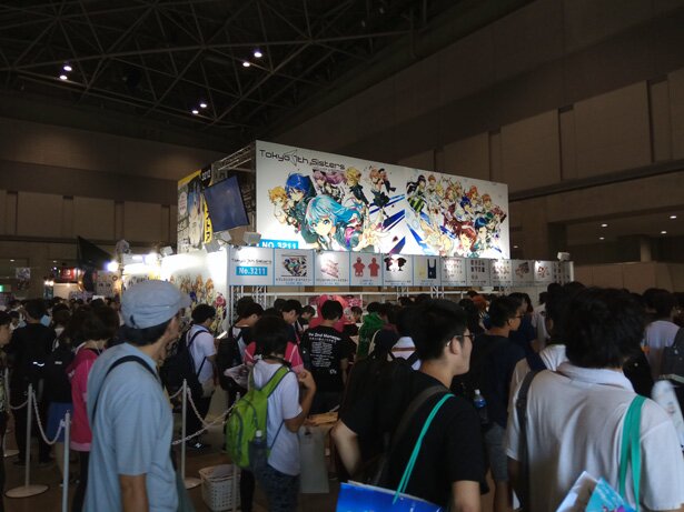 8月11日から3日間開催された夏のコミックマーケット。ナナシスブースは常に人だかりが出来ていました<br>(C) 2014 Donuts Co. Ltd. All rights reserved. (C) 2015 JVCKENWOOD Victor Entertainment Corp. All rights reserved.