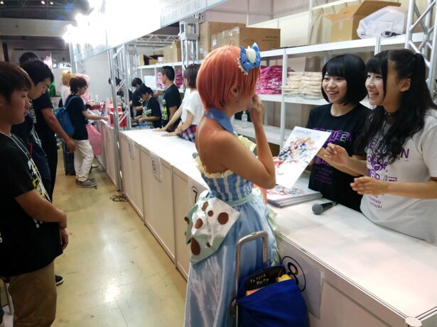 この日のお渡し会は大盛況で、時間を延長して行なわれていました<br>(C) 2014 Donuts Co. Ltd. All rights reserved. (C) 2015 JVCKENWOOD Victor Entertainment Corp. All rights reserved.