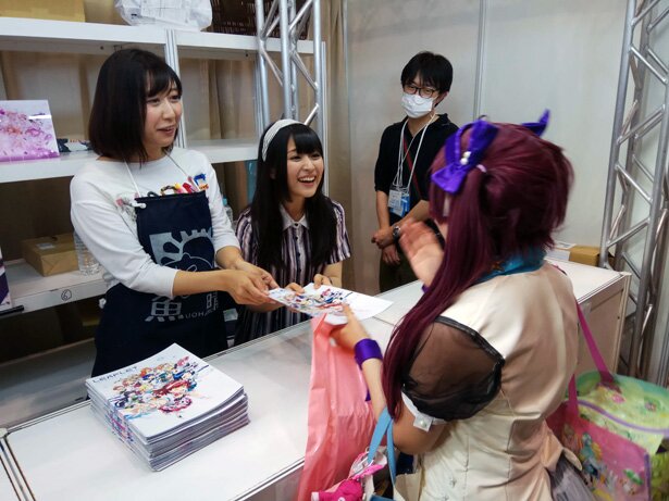 隣では春日部ハル役の篠田みなみさんと、晴海カジカ役の高井舞香さんのはる☆ジカ（ちいさな）コンビのお渡しも行なわれていました<br>(C) 2014 Donuts Co. Ltd. All rights reserved. (C) 2015 JVCKENWOOD Victor Entertainment Corp. All rights reserved.