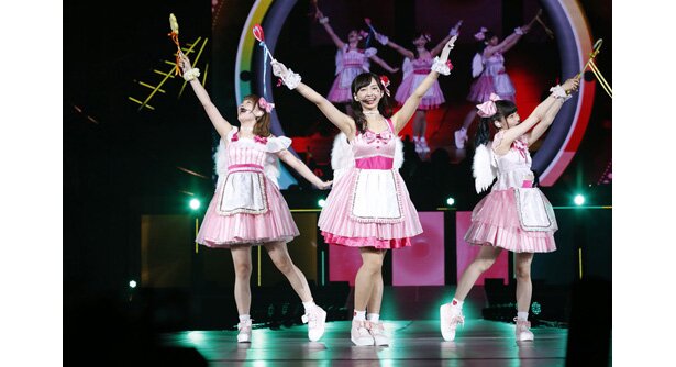 「GALAXY HidE and SeeK」を歌うAZALEAの3人<br>(C)2017 プロジェクトラブライブ！サンシャイン!!