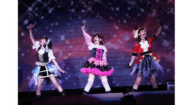 CYaRon!の3人は「近未来ハッピーエンド」をCDジャケットの衣装で<br>(C)2017 プロジェクトラブライブ！サンシャイン!!