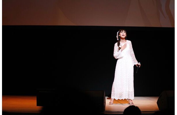 オープニング主題歌「Sincerely」を歌うTRUEさん<br>（C）暁佳奈・京都アニメーション/ヴァイオレット・エヴァーガーデン製作委員会
