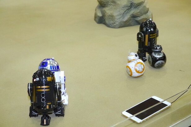 C2-Q5とR2−D2、BB-8、BB-9E勢揃い<br>(C) ＆ TM Lucasfilm Ltd. (C) 2017 MARVEL