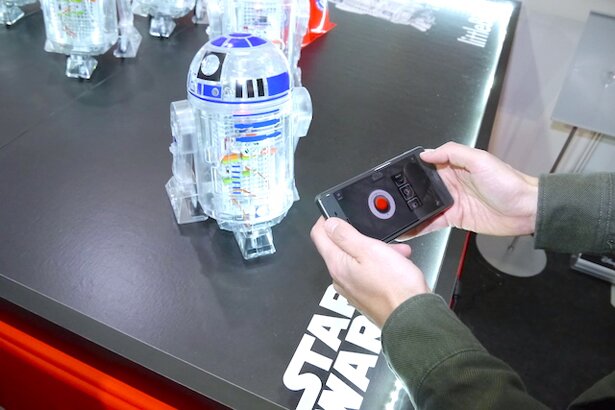 アプリのコントローラーにも趣があります<br>(C) ＆ TM Lucasfilm Ltd. (C) 2017 MARVEL