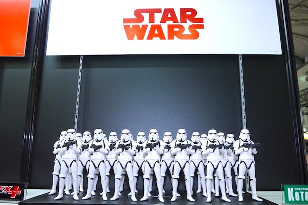 ストームトルーパーが軍団で並んでいます<br>(C) ＆ TM Lucasfilm Ltd. (C) 2017 MARVEL