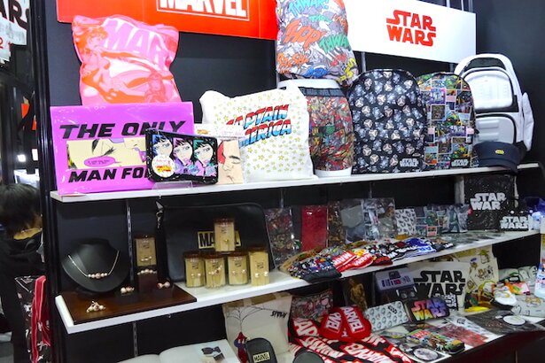 アパレルではバラエティ豊かな商品展開がありました<br>(C) ＆ TM Lucasfilm Ltd. (C) 2017 MARVEL