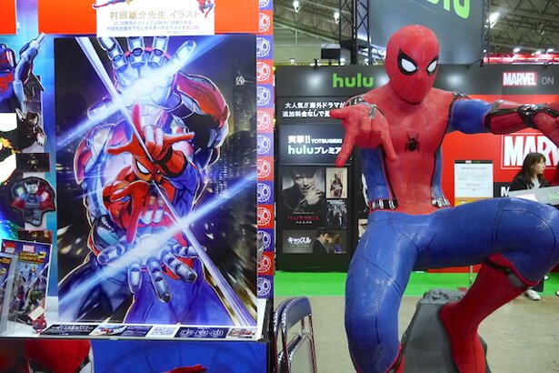 村田雄介作画の大迫力ポスターとスパイダーマン：ホームカミングのフィギュア<br>(C) ＆ TM Lucasfilm Ltd. (C) 2017 MARVEL