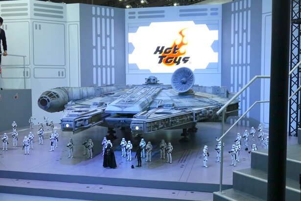 HotToysの巨大ミレニアムファルコン号フィギュア。左端の人物と比べても巨大！<br>(C) ＆ TM Lucasfilm Ltd. (C) 2017 MARVEL