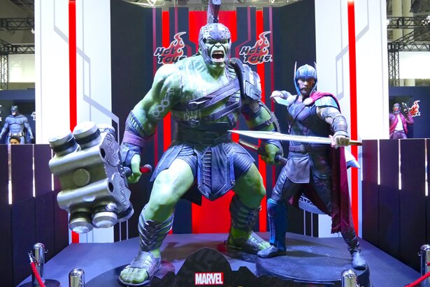 HotToysの等身大マイティー・ソーとハルクフィギュア！<br>(C) ＆ TM Lucasfilm Ltd. (C) 2017 MARVEL