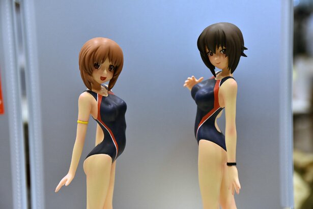 左から、アパム弾もってこい!!による西住みほと西住まほ<br>(C)GIRLS und PANZER Finale Projekt