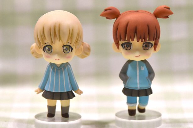 左から、GREEN LILYによるアキとミッコ<br>(C)GIRLS und PANZER Finale Projekt
