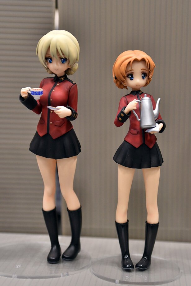 左から、青銅CIRCUSによるダージリンとオレンジペコ<br>(C)GIRLS und PANZER Finale Projekt