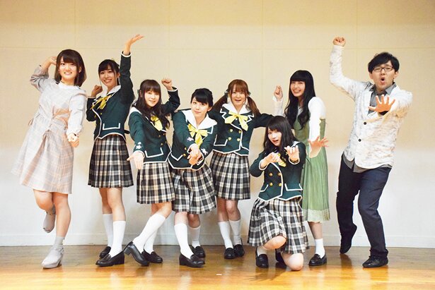 左から山根綺さん、中島優衣さん、前田佳織里さん、柳原可奈子さん、和多田美咲さん、黒木ほの香さん、指出毬亜さん、小野友樹さん<br>(C)バドミントンガールズ / DMMGAMES
