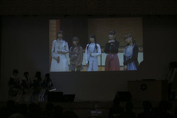 「聖ラファエル学院 入学証書授与式」の様子<br>(C)バドミントンガールズ / DMMGAMES