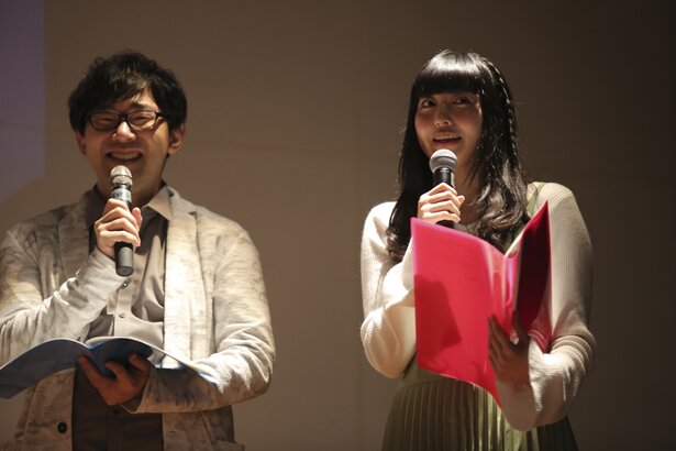 左から小野友樹さん、指出毬亜さん<br>(C)バドミントンガールズ / DMMGAMES