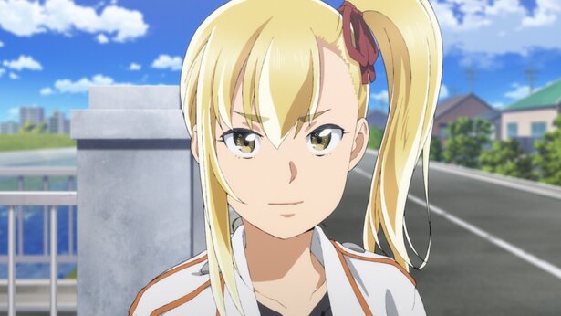 ヒナを処分するために組織から派遣されてきた少女・アンズ<br>(C)2018 大武政夫・KADOKAWA刊/ヒナまつり製作委員会