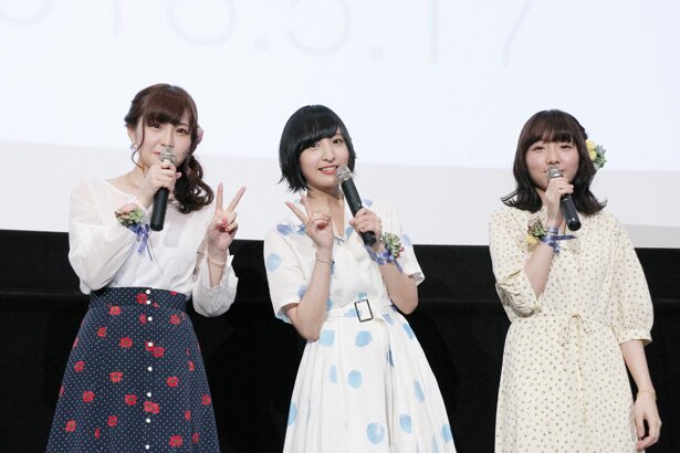 左から山田結衣役の高橋未奈美さん、加瀬友香役の佐倉綾音さん、三河役の木戸衣吹さん<br>(C)2018 高嶋ひろみ・新書館/「あさがおと加瀬さん。」製作委員会