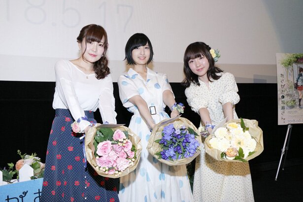 左から山田結衣役の高橋未奈美さん、加瀬友香役の佐倉綾音さん、三河役の木戸衣吹さん<br>(C)2018 高嶋ひろみ・新書館/「あさがおと加瀬さん。」製作委員会