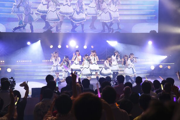 「温泉むすめ」の3rdライブ「温泉むすめ 3rd LIVE “NOW ON☆SENSATION!! Vol.3”～ワイワイワッチョイナ!!～」より<br>(C)温泉むすめ/Enbound, Inc.