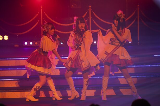 「温泉むすめ」の3rdライブ「温泉むすめ 3rd LIVE “NOW ON☆SENSATION!! Vol.3”～ワイワイワッチョイナ!!～」より<br>(C)温泉むすめ/Enbound, Inc.