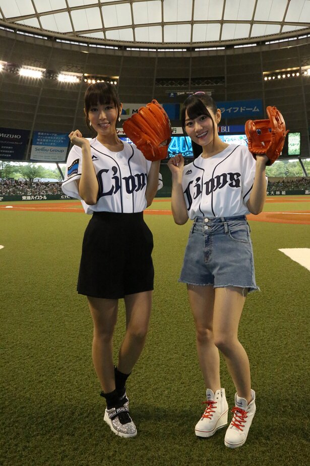 トークショーが終わり、始球式本番に向けて気合をいれる日笠陽子さん(左)と小倉唯さん<br>(C)しろ/アース・スター エンターテイメント/『ヤマノススメ サードシーズン』製作委員会