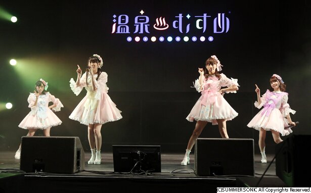 petit corollaのライブの様子<br>(C) 温泉むすめ/Enbound, Inc.