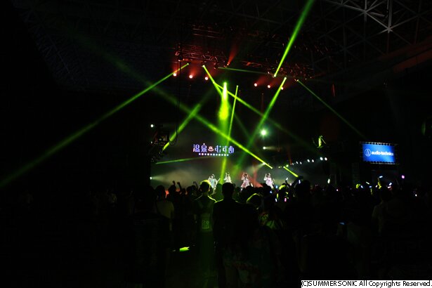 petit corollaのライブの様子<br>(C) 温泉むすめ/Enbound, Inc.