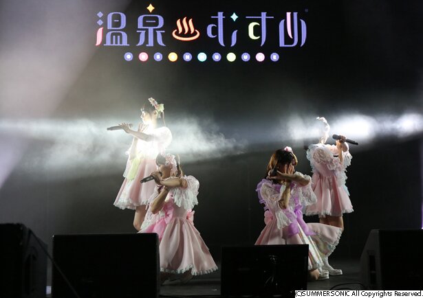 petit corollaのライブの様子<br>(C) 温泉むすめ/Enbound, Inc.