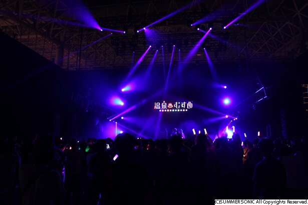 petit corollaのライブの様子<br>(C) 温泉むすめ/Enbound, Inc.